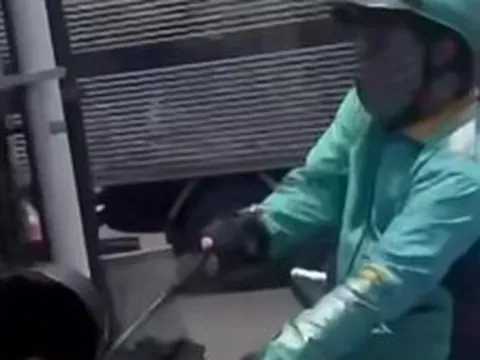 Tài xế xe ôm công nghệ cầm gậy 3 khúc đánh người đi đường giữa giao lộ ở TP.HCM