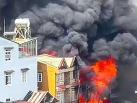 Nhà gỗ ở trung tâm Đà Lạt bốc cháy ngùn ngụt, khói bao trùm khu dân cư