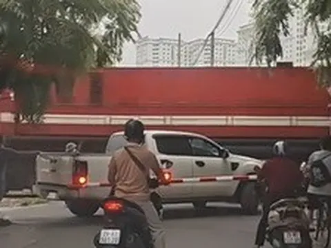 Tài xế bán tải mắc kẹt khi cố tình vượt rào chắn đường sắt bị phạt 5 triệu đồng