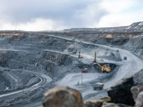 Phát hiện 8 xe tải 90 tấn Trung Quốc không người lái, dùng mạng không dây, im lặng di chuyển giữa tấn bụi