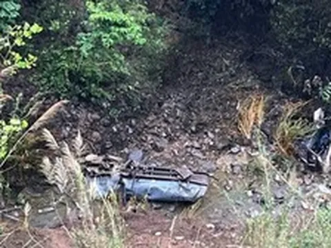 Xe bồn lao xuống vực sâu 100 m dập nát, tài xế văng ra tử vong