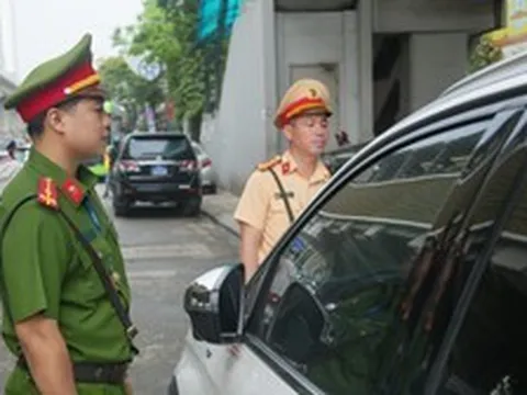 CSGT Hà Nội sử dụng thiết bị đặc biệt để xử lý 1 lỗi vi phạm giao thông phổ biến, các tài xế chú ý