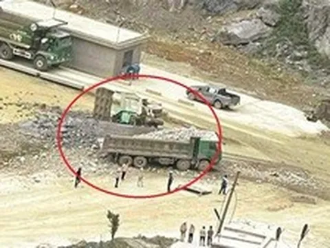 Xe tải nghi mất phanh lao từ trên mỏ đá, tông xe tải khác, 2 tài xế tử vong