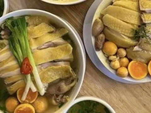 Ăn 2 bát phở, 1 đĩa gà và cốc nước cam hết 900.000 đồng ở Hà Nội, khách đăng lên mạng: Chủ quán nói lý do