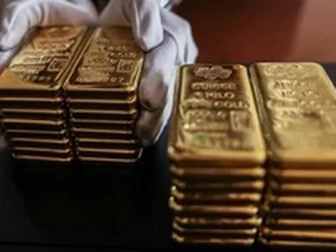 Quỹ vàng khổng lồ không ngừng “xả” hàng khi giá trượt dài