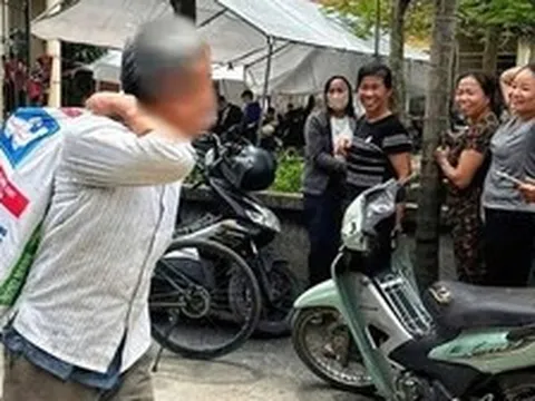 Người dân mang bao tải đựng tiền đền bù đất dự án Olympic