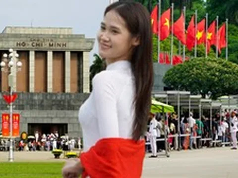 Dòng người xếp hàng dài trong nắng sớm, vào viếng Lăng Bác ngày 30/4