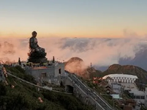 Lần đầu tiên trong lịch sử, người Việt dựng lên một công trình có trọng lượng tới 62 tấn trên độ cao 3.100m giữa biển mây, xác lập kỷ lục kỳ vĩ nhất châu Á