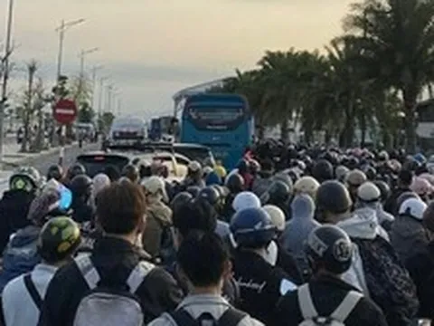 Ô tô, xe máy xếp hàng dài cả cây số chờ qua phà ra Cát Bà