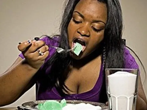 Nghiện món ăn gây "lạnh sống lưng", cô gái khiến hàng triệu người kinh ngạc