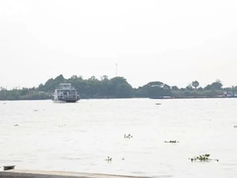 Vội bước xuống khi phà chưa cập bến, người phụ nữ bị mỏ phà cán tử vong thương tâm