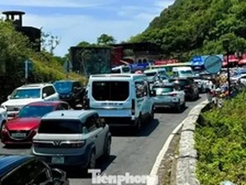 Dòng xe nhúc nhích qua đèo Hải Vân