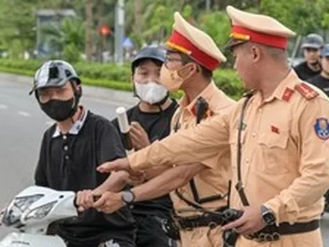 Hà Nội: Nhiều thanh niên rồ ga, quay xe chạy khi thấy CSGT nhưng không thoát