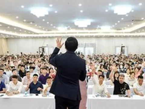 Một công ty "dạy làm giàu" phải dừng bán khóa học, chủ tịch là diễn giả nổi tiếng bất ngờ xin từ chức