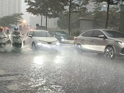 Dự báo thời tiết 2/5: Miền Bắc đón không khí lạnh dồn dập, cảnh báo mưa dông, lốc sét, gió giật mạnh