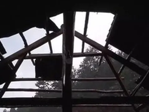 Năm người bị thương, hàng trăm ngôi nhà tốc mái do dông lốc