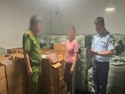 Phát hiện kho thực phẩm bẩn khủng ở Quảng Ninh: 292 thùng lòng lợn sấy rỉ nước, bốc mùi nồng nặc