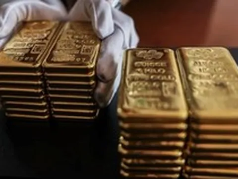Giá vàng xuống dưới 4.700 USD, một thế lực tung tiền gom hàng
