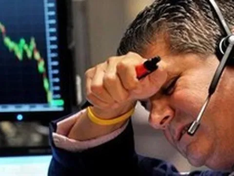 Khối ngoại mạnh tay bán ròng gần 2.100 tỷ đồng phiên đầu tuần, cổ phiếu nào bị "xả" mạnh nhất?