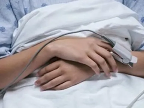 Chơi bóng giữa trưa nắng, nam sinh 15 tuổi bị sốc nhiệt phải cấp cứu khẩn