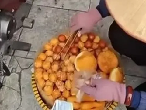 Hà Nội: Xác minh thông tin du khách bị 'chặt chém' 420 nghìn đồng cho 10 chiếc bánh rán