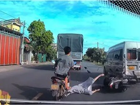 Tông vào xe khách đang đỗ ven Quốc lộ 39, đôi nam nữ tử nạn
