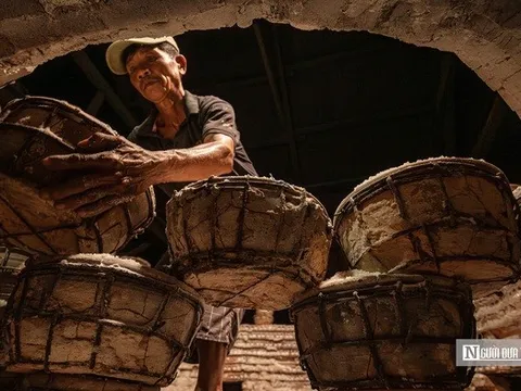 Trắng đêm “giữ lửa” nghề hầm muối truyền thống 150 năm