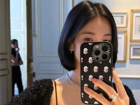 Song Hye Kyo đeo nhẫn kim cương 3 carat, khoe thần thái nổi bật ở tuổi 45