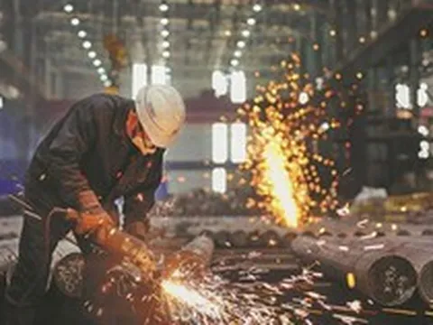 Cổ phiếu thép bất ngờ nổi sóng, hơn 31 triệu cổ phiếu Hòa Phát được sang tay, Nam Kim tăng sát trần: Chuyện gì đang xảy ra?