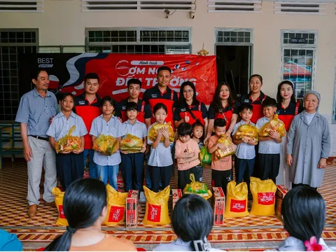 Đối tác nhượng quyền BEST Express tại Gia Lai mang cơm no cho trẻ mồ côi