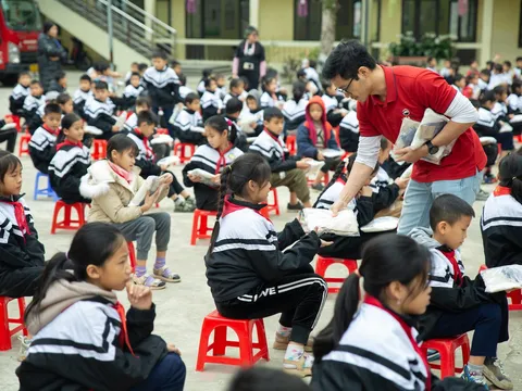 Ninja Van Việt Nam tài trợ 100% chi phí vận chuyển của dự án Áo Ấm Cho Em đến tay trẻ em vùng cao