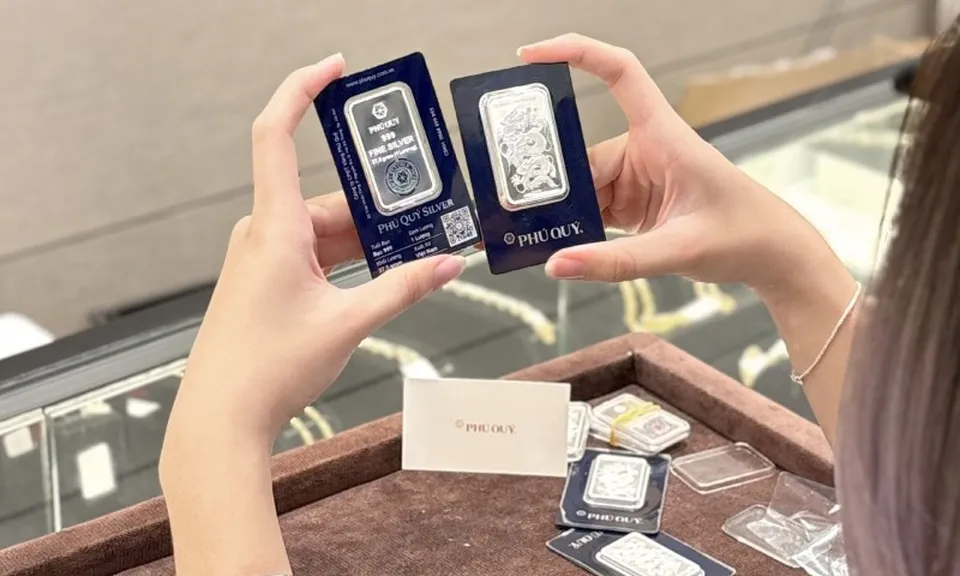 Nửa phiên giao dịch hôm nay, giá bạc giảm thêm 10 triệu đồng/kg